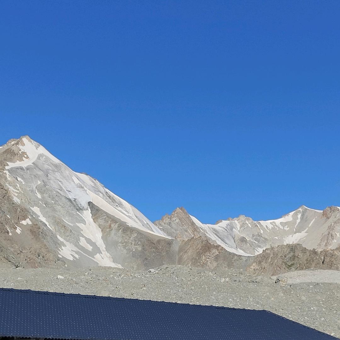 (ง •̀_•́)ง静然