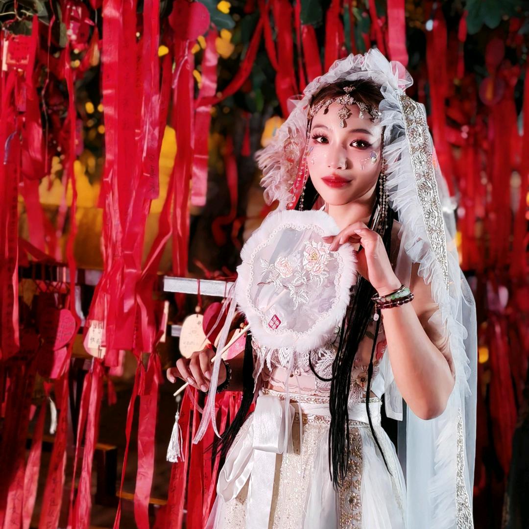 小露露@冲两千粉直播