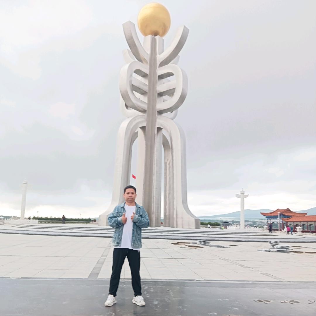 春草如有意，罗生玉堂阴