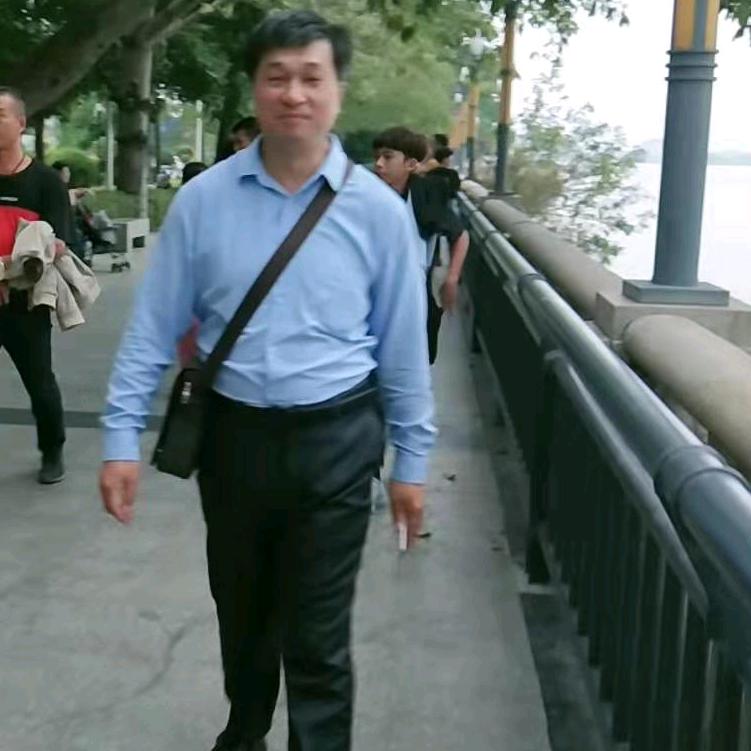 翩翩起武