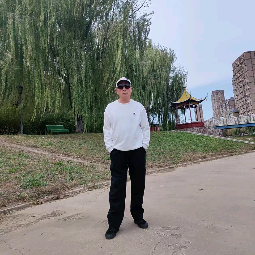 网络爆款低价潮牌店胜春赞