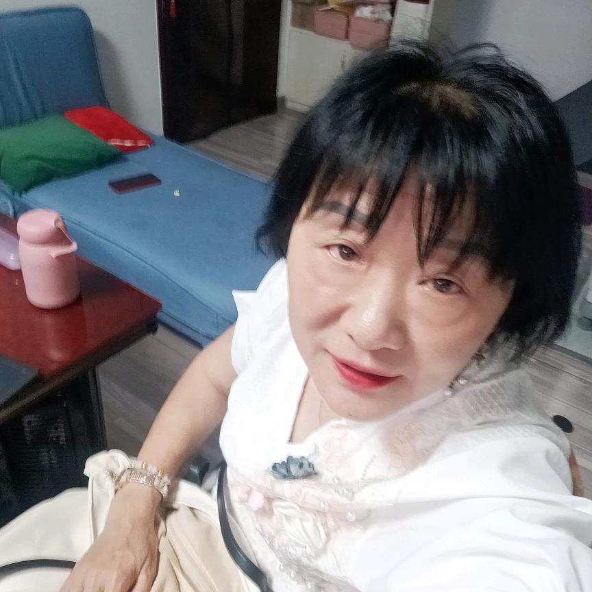 我加女旁