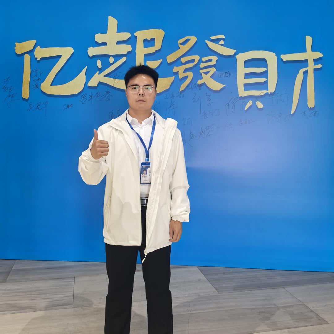 朴欣农资少年在田间