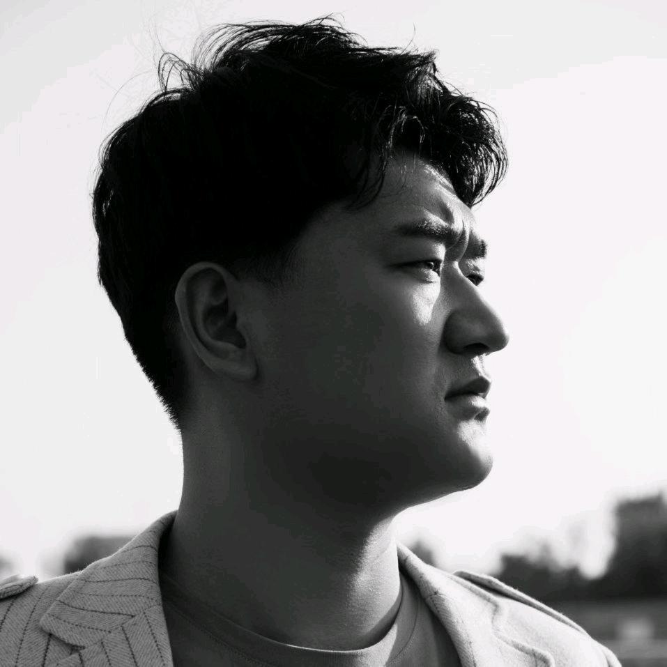 吞云吐雾的男 R