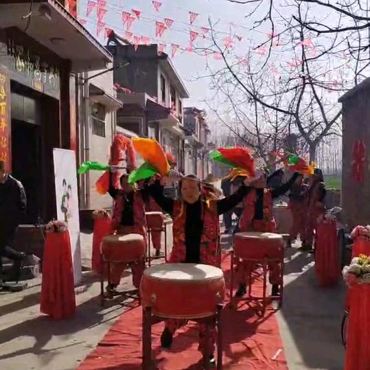 悦悦军乐鼓舞队《招人》