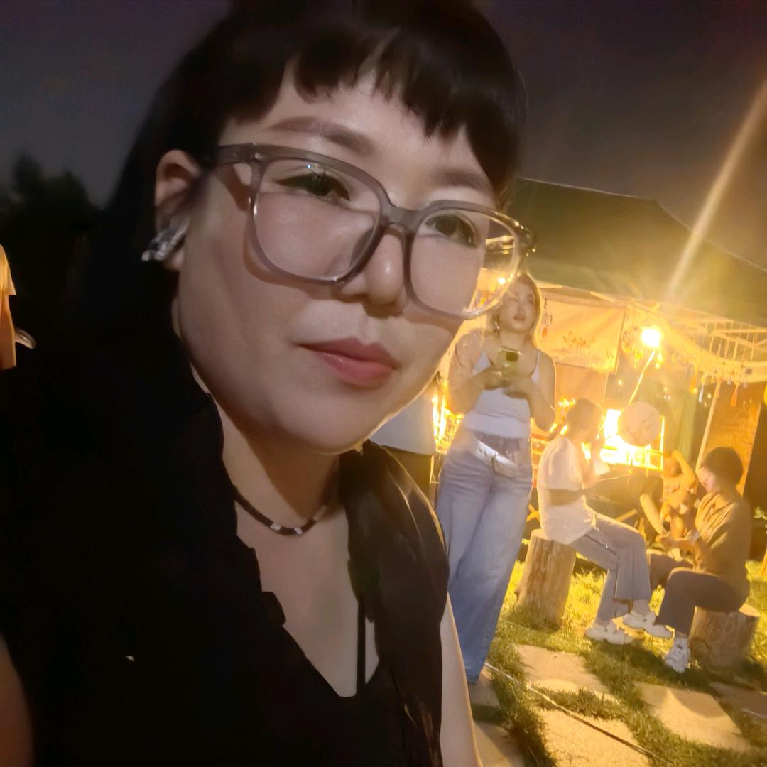 在鄂尔多斯做羊毛文创的娜仁