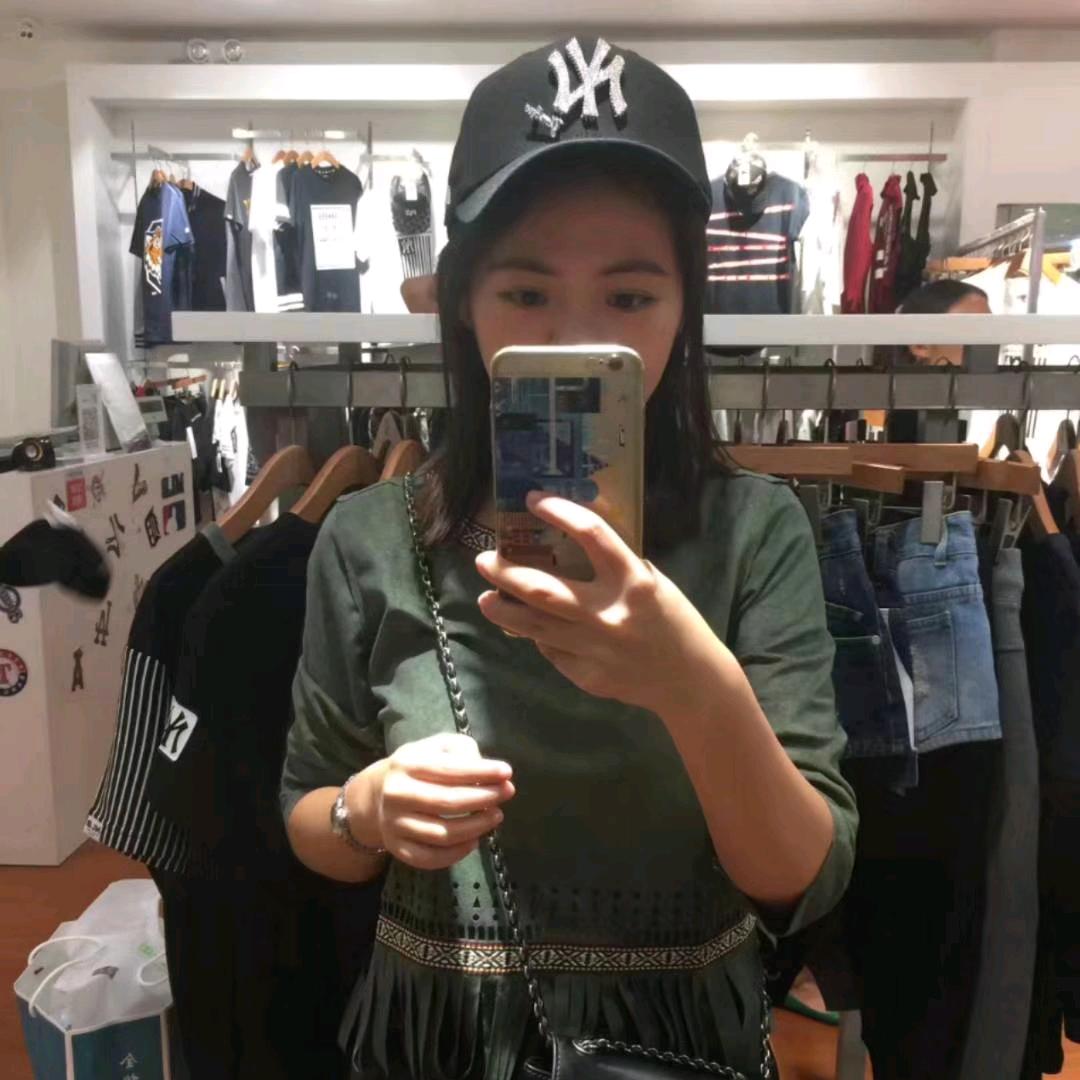 爱吃桃子的猫咪