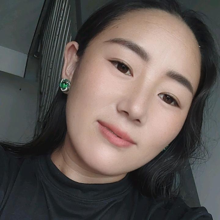 西瓜打牙的小妹