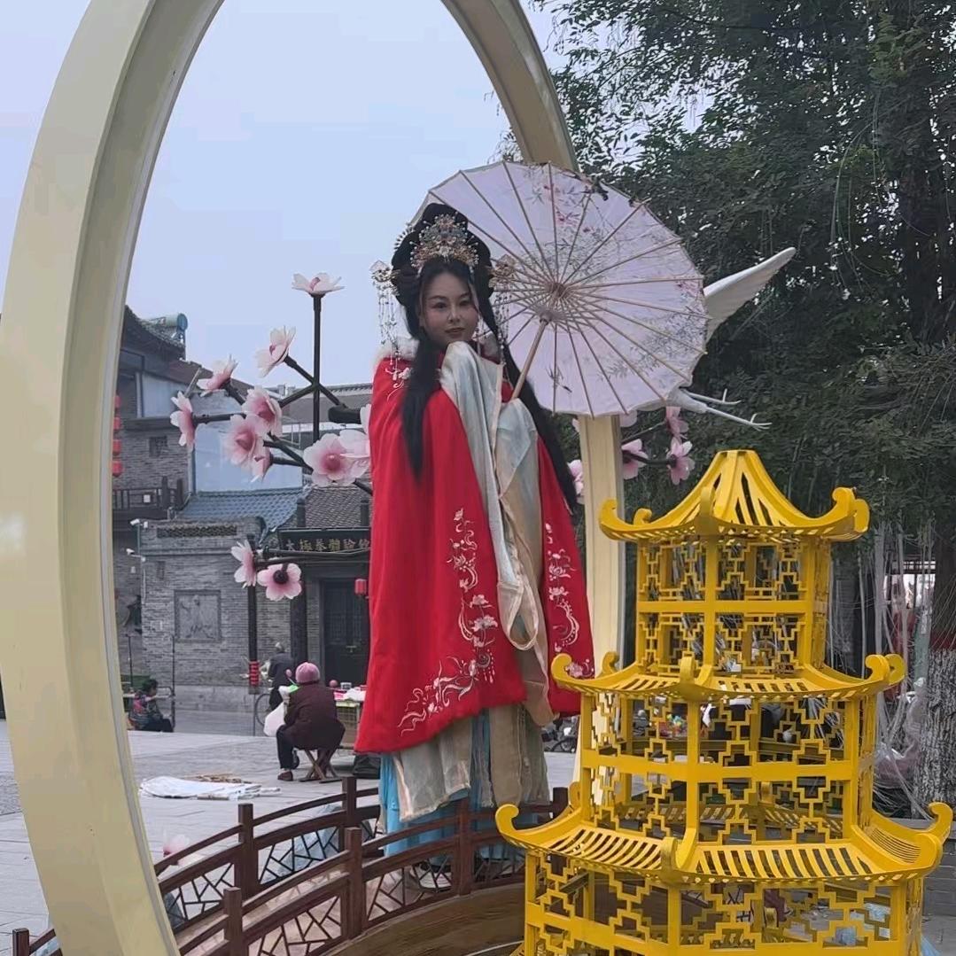 我们若有缘牵手往前走。