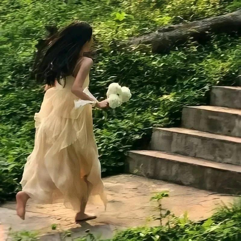 流水带花香
