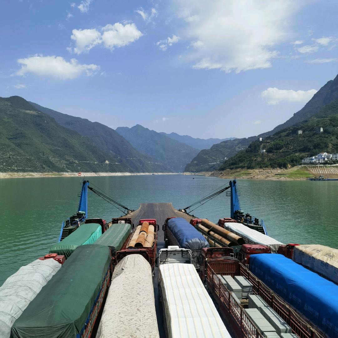 会开挖挖机的小伙子℡