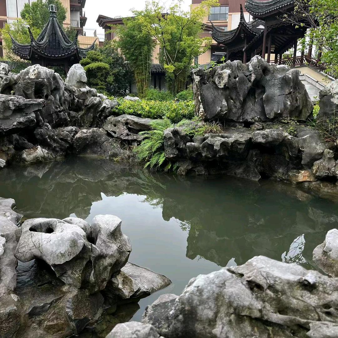 QZ高定女装工厂店