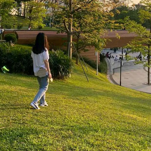 坐前排的女同学