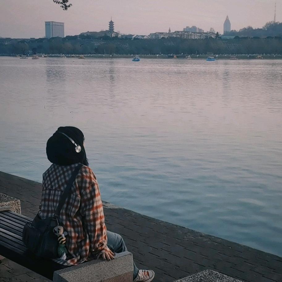 小李小李，我是小何