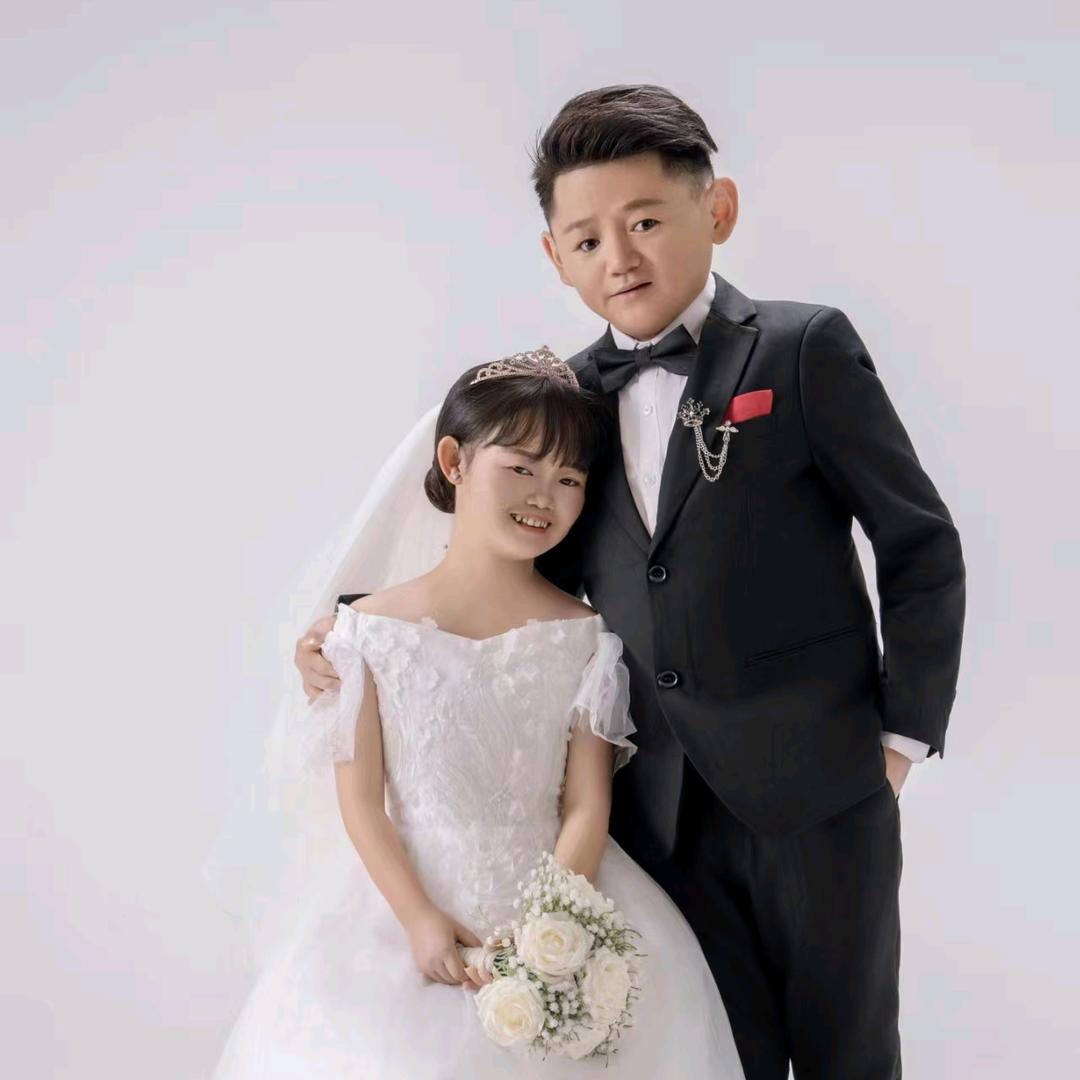 袖珍小夫妻探店