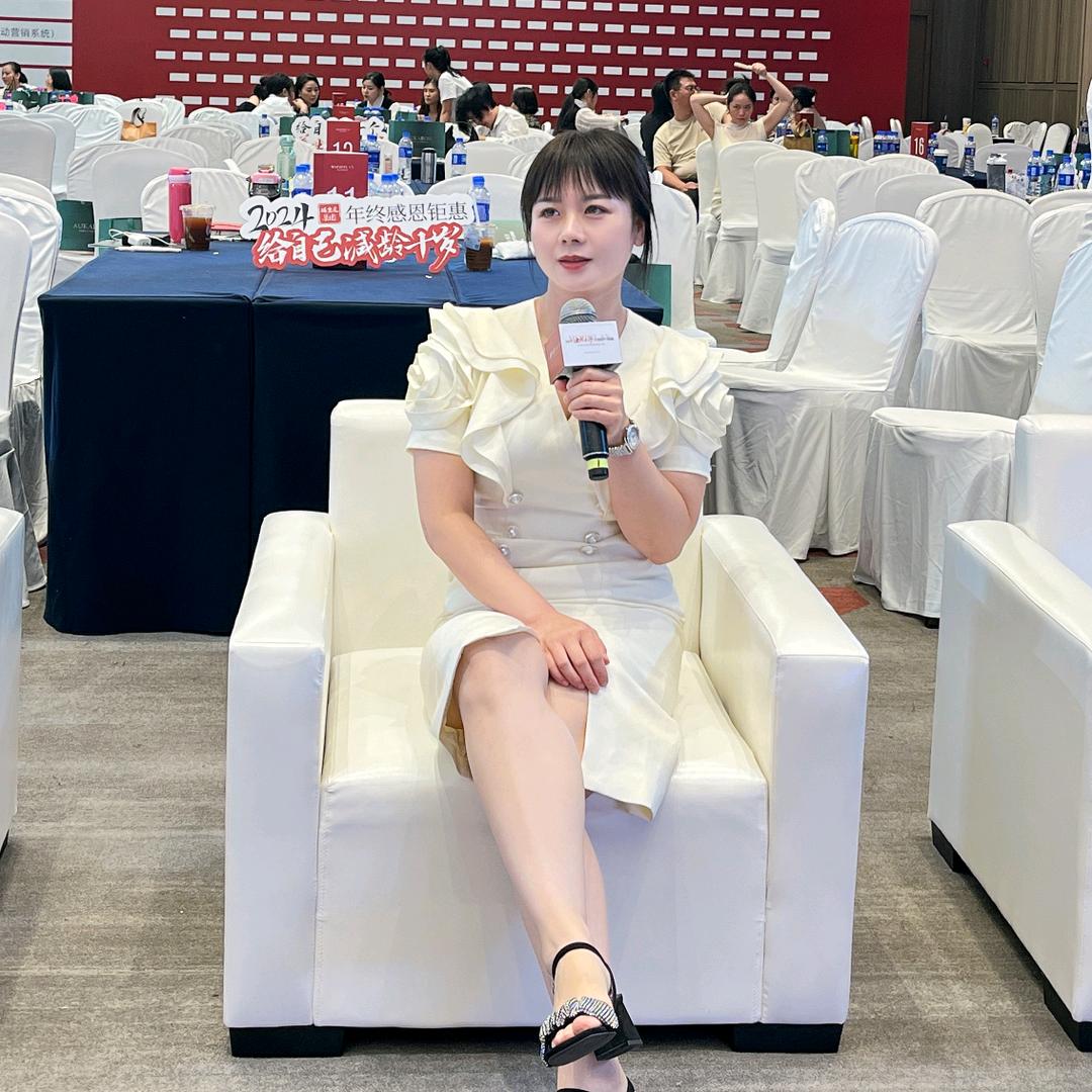 高级肌肤设计师贝贝