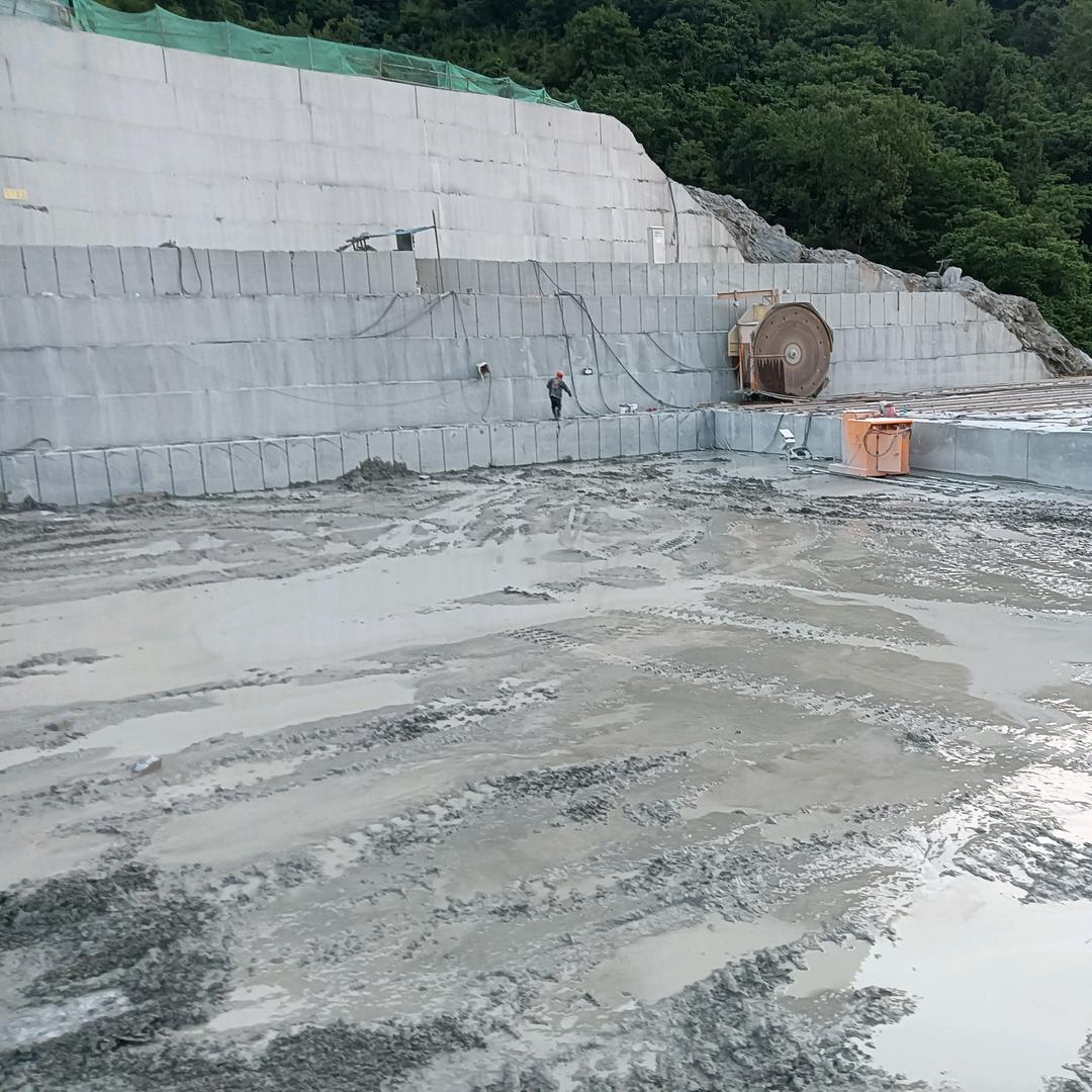 《陕西白河大型青石矿山》
