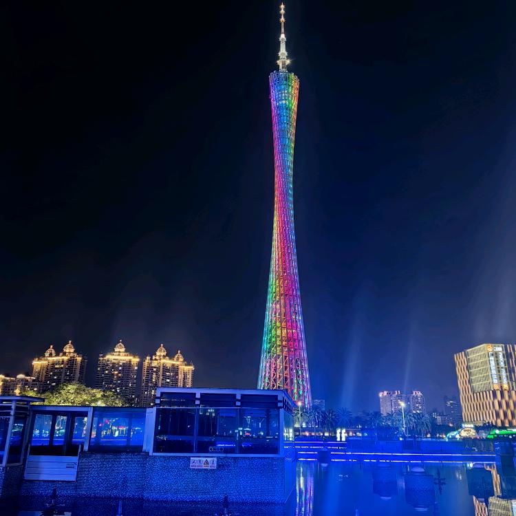 微微上扬