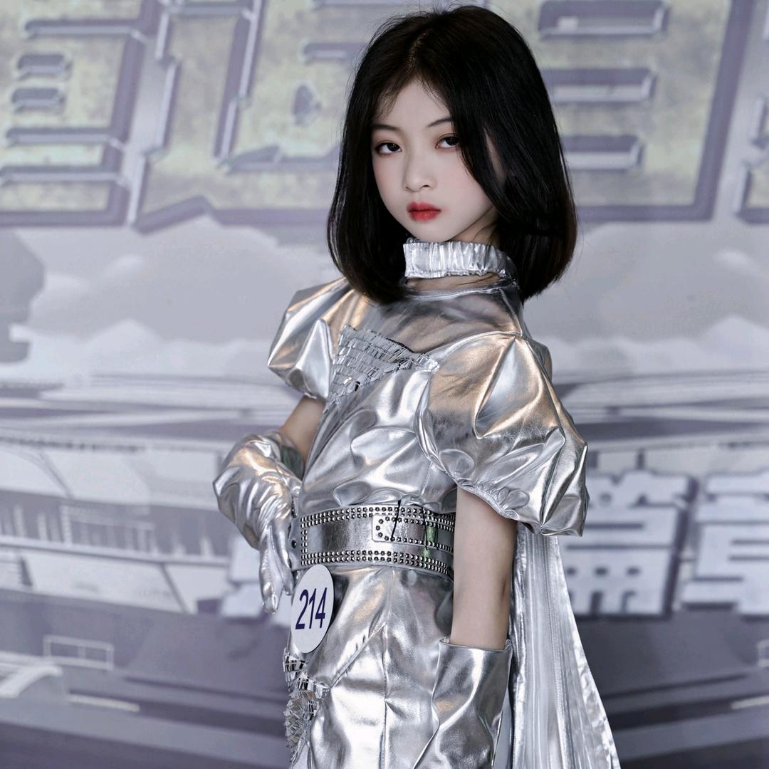 超模思涵小短发