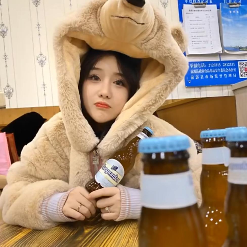 这个女的叫小美🍜