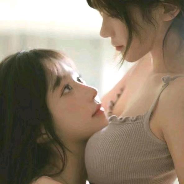 两女友同睡体验