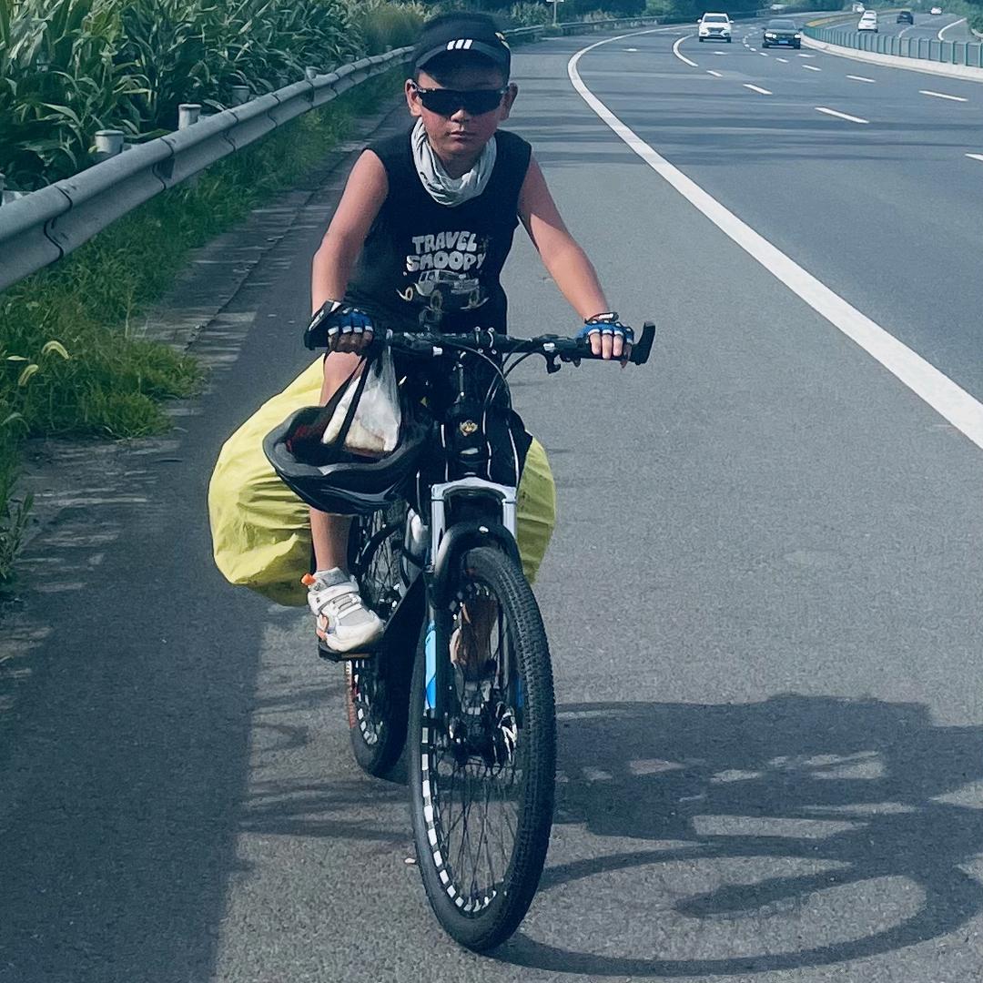 龙蛋同学（跟舅舅骑自行车旅行）