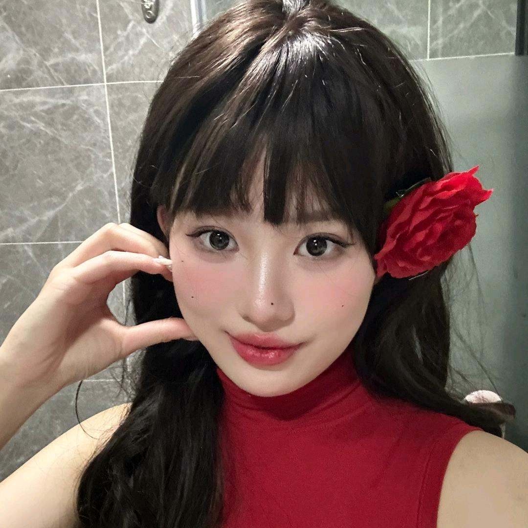 头戴红花对你微笑