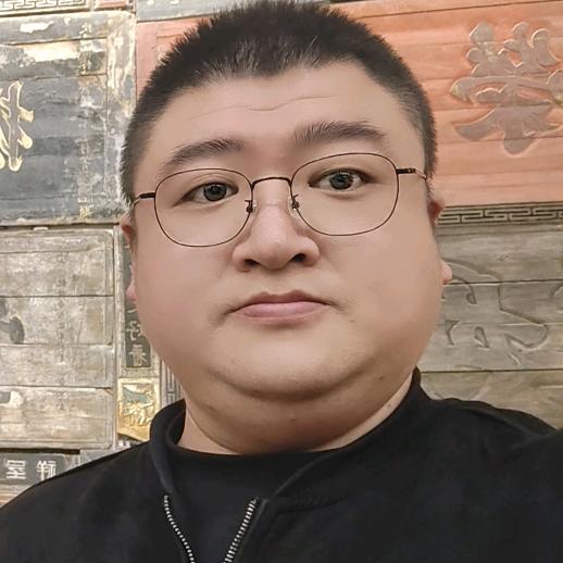 青年哥（桃香暖舍庭院）