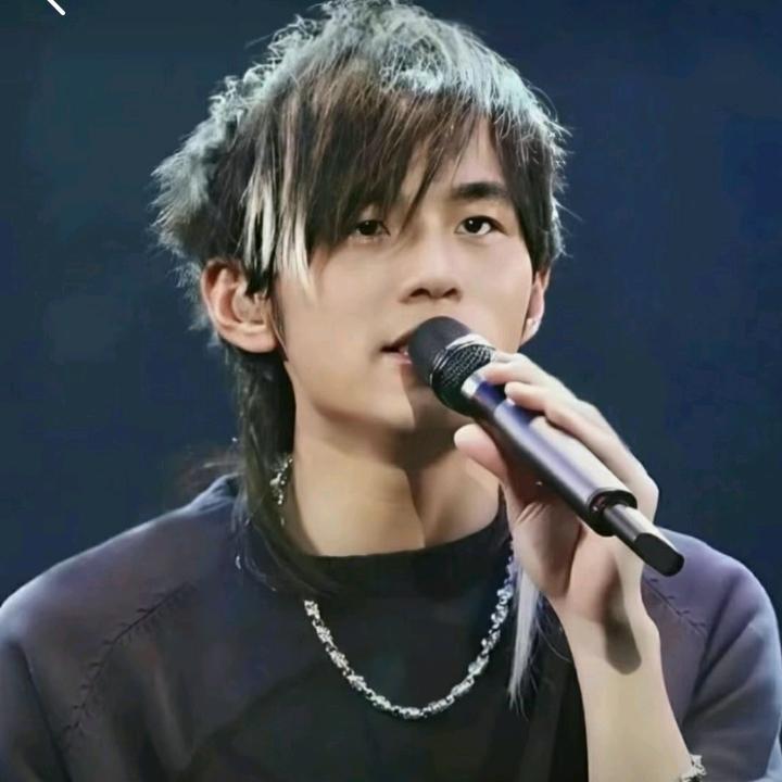 世一伦(ง •̀_•́)ง