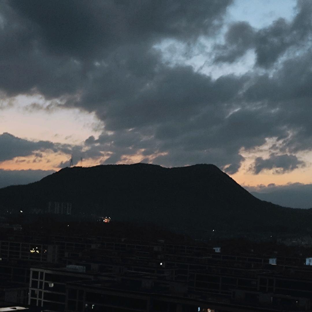 一本正经烦恼头像