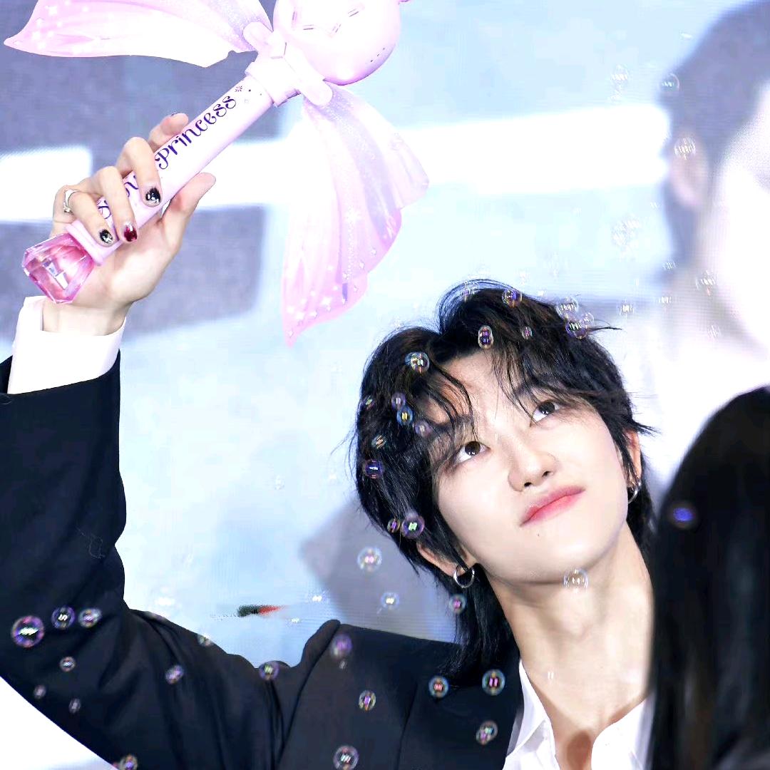 这里有颗又甜又苏的草莓