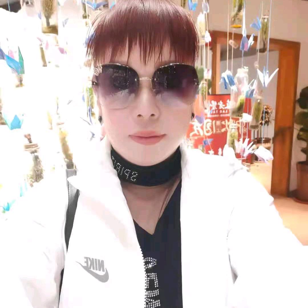 卖护肤品的小姐姐