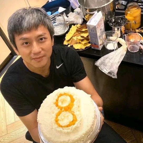 人傻嘴不甜长的不帅还没钱