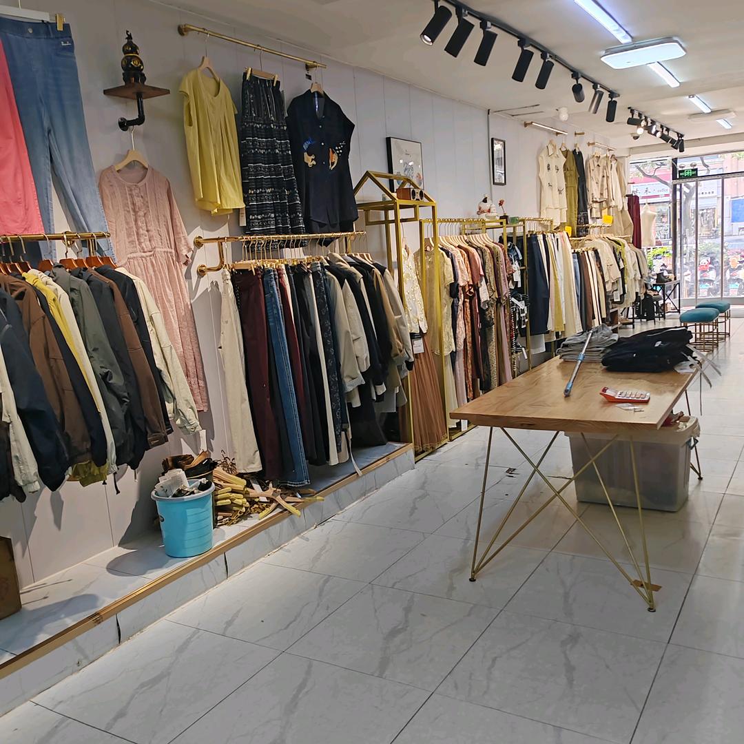 伴依女装工厂集合店