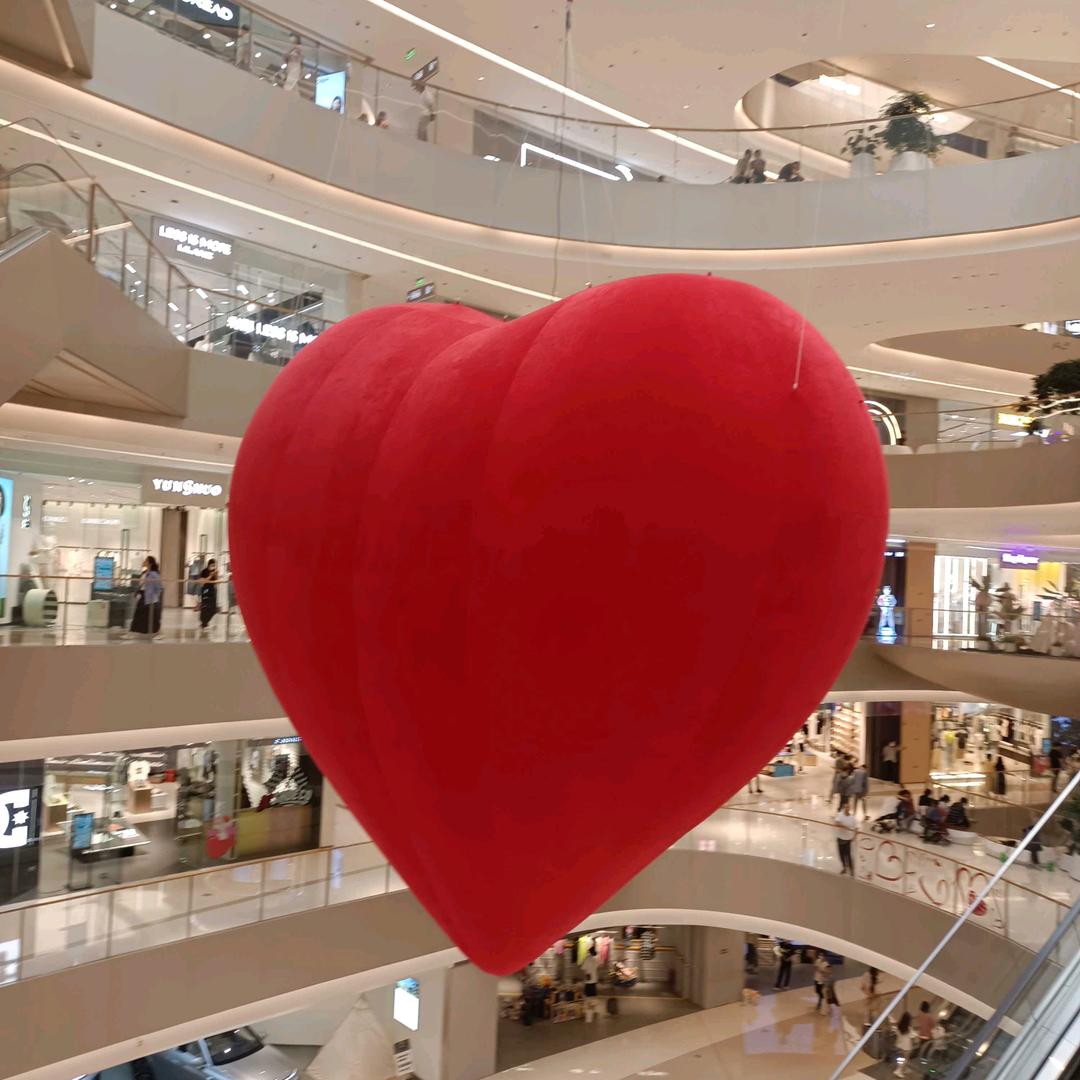 癞蛤蟆追青蛙，长得丑，玩的花