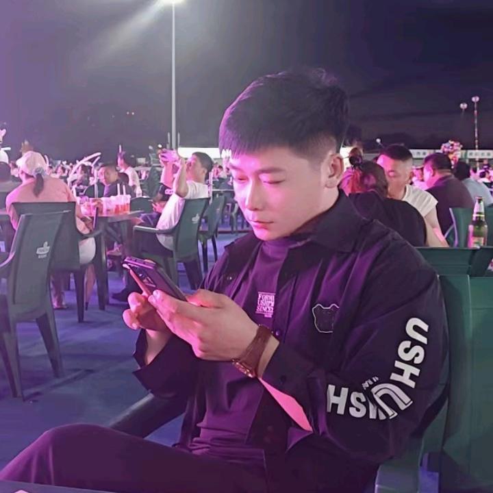 何必再忆、