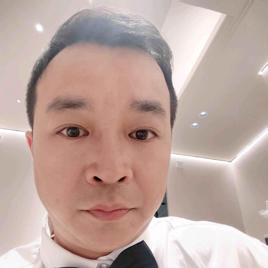 鱼肚囊的中年男人