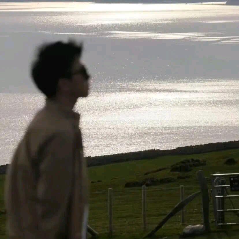 追逐太阳被晒黑的男人