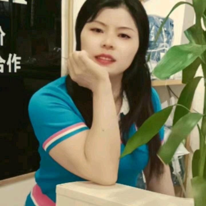 新府路锦宛小区卡莱曼菲品牌服装实体店