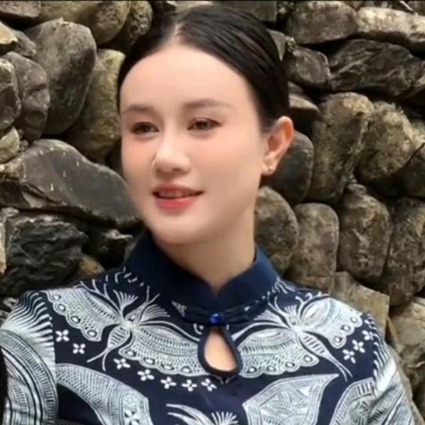 苗阿进（蜡染服饰）