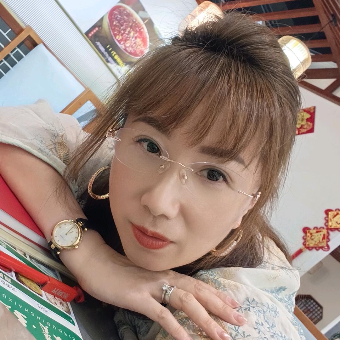 小富婆在路上