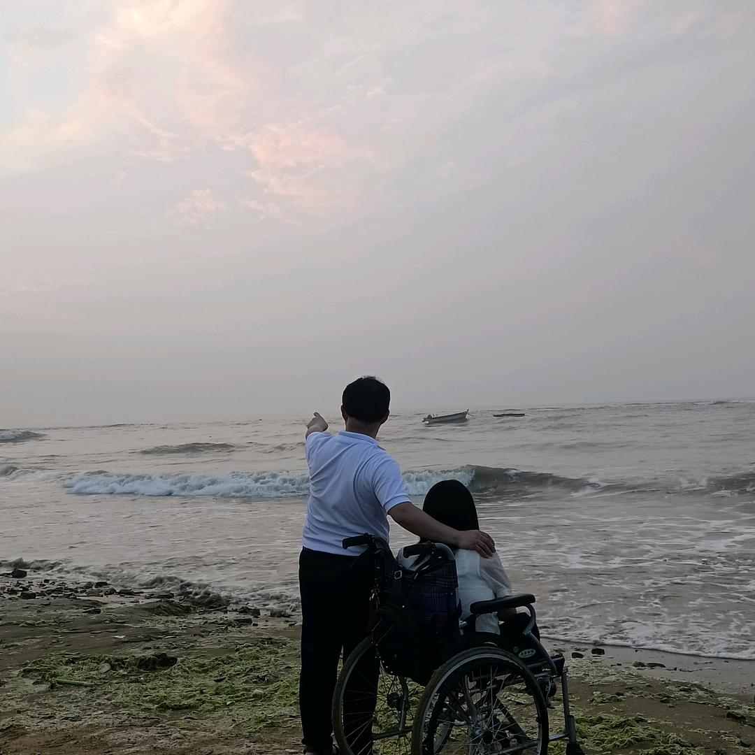轮椅上的果果