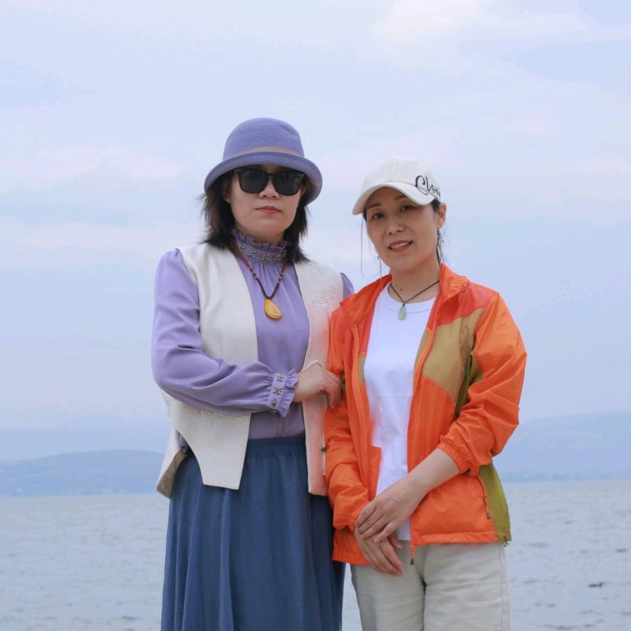 塑料姐妹花（小白和小尹）