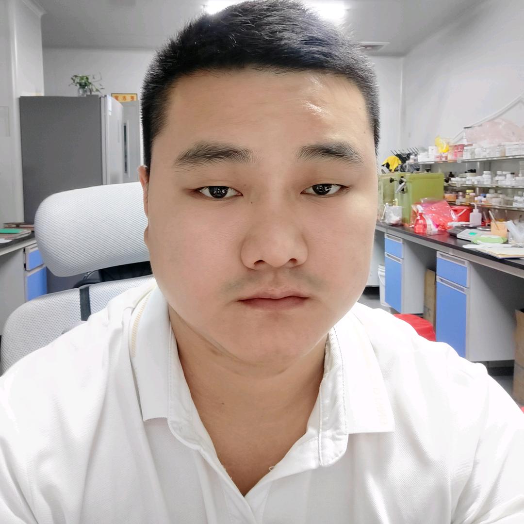 做化妆品的小哥