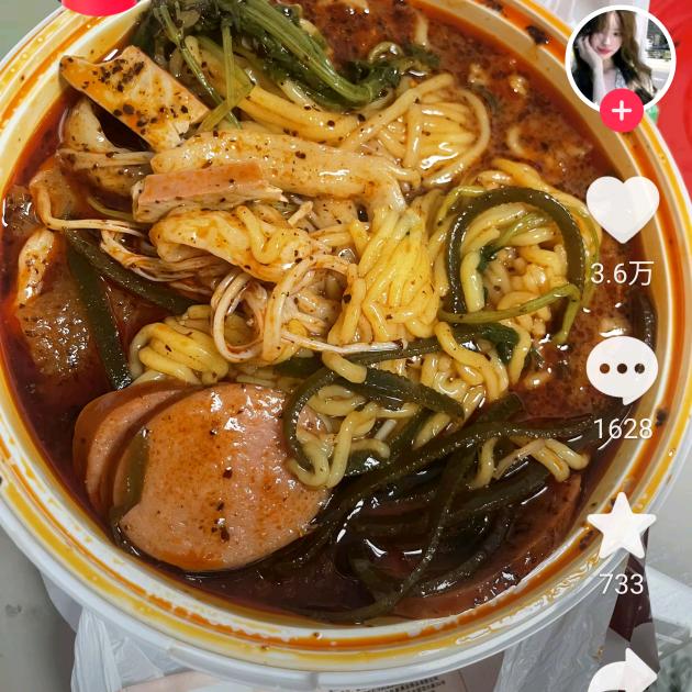 王吖吖在深圳做麻辣烫