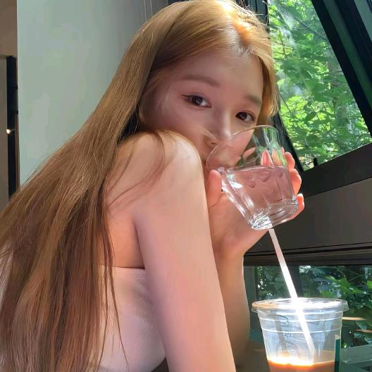 趴在桌子上数羊.