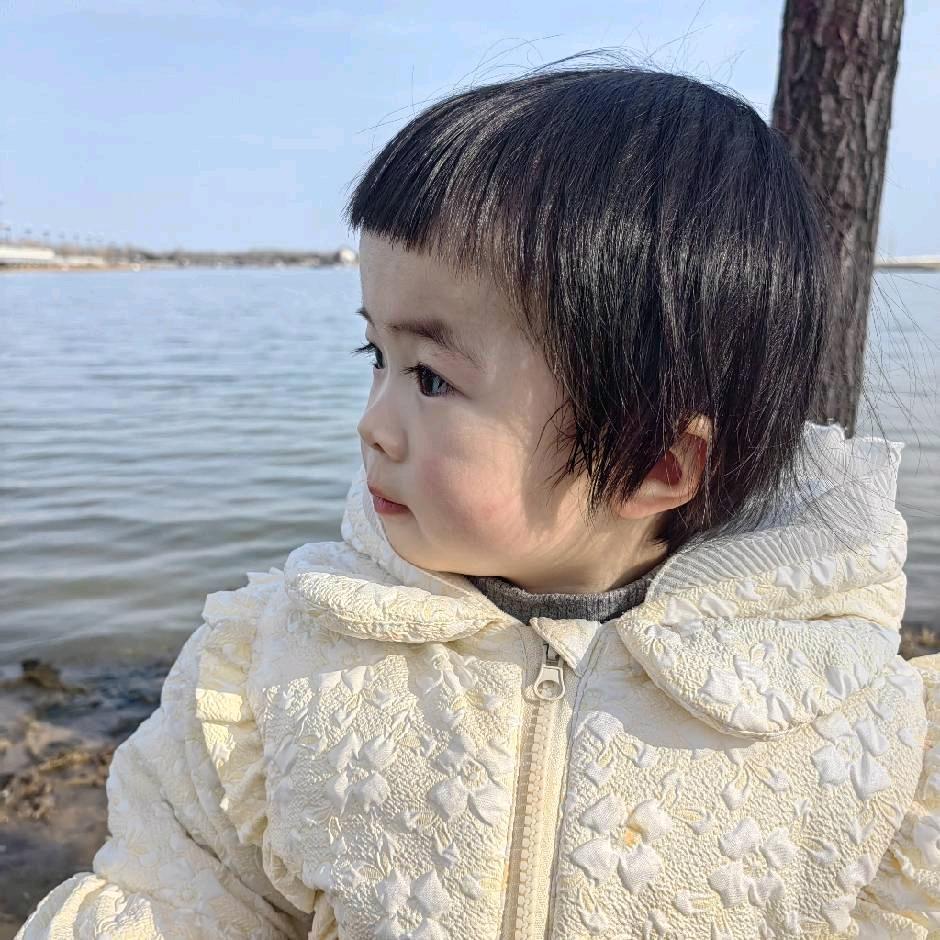小鱼儿会游泳。