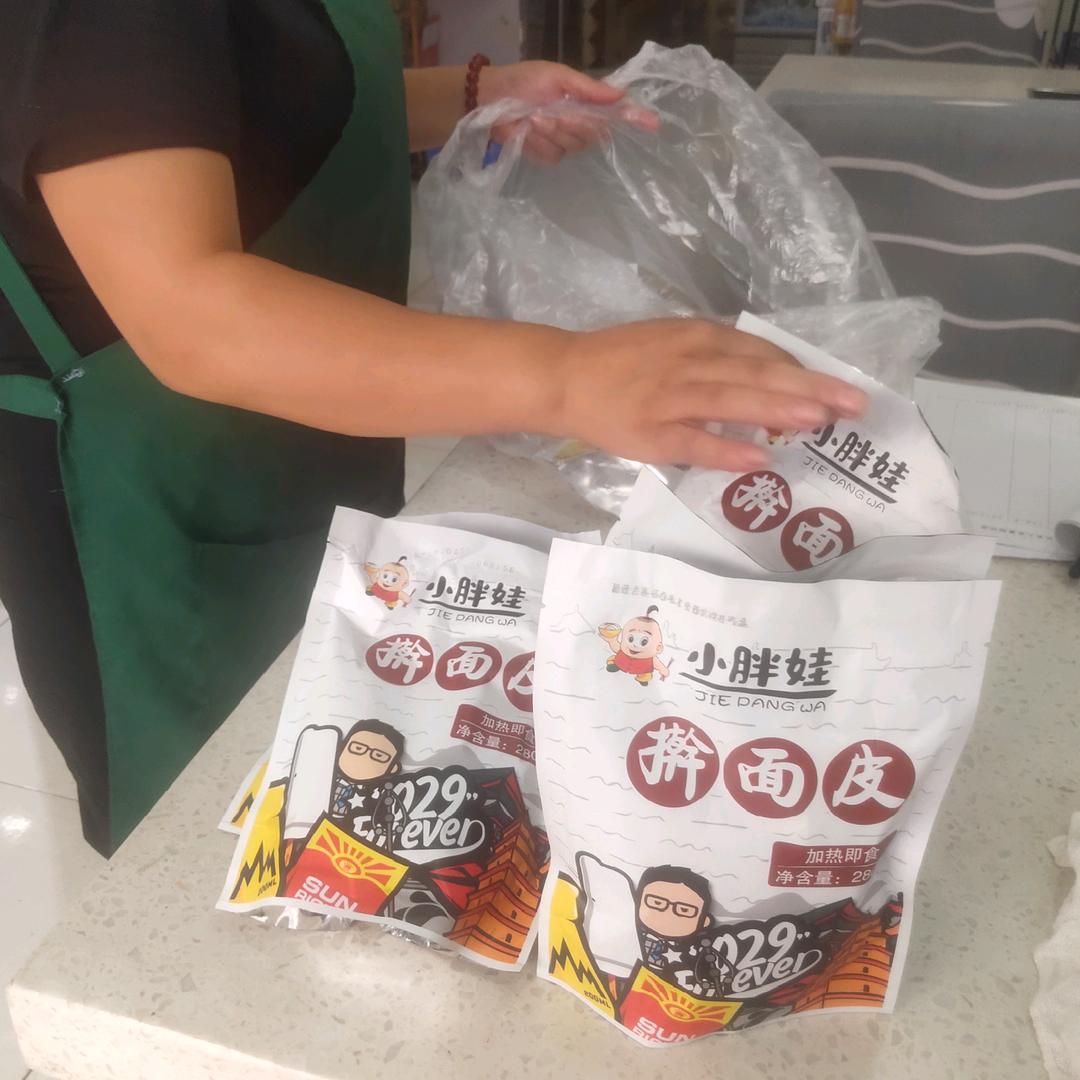 小胖娃擀面皮