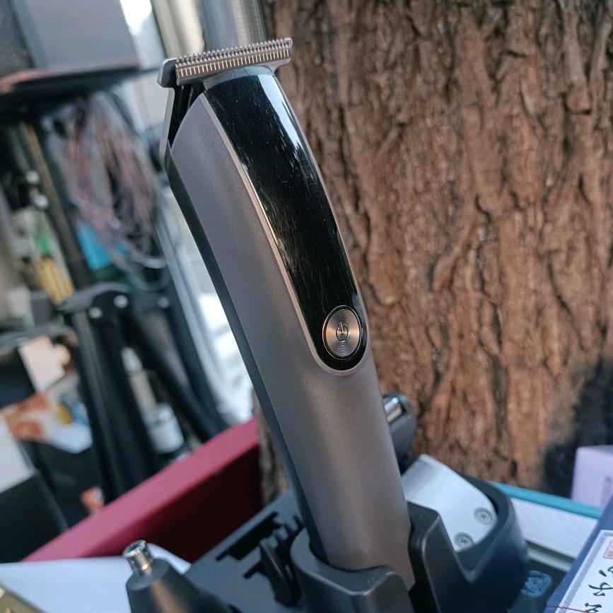 乐美人电动剃须刀