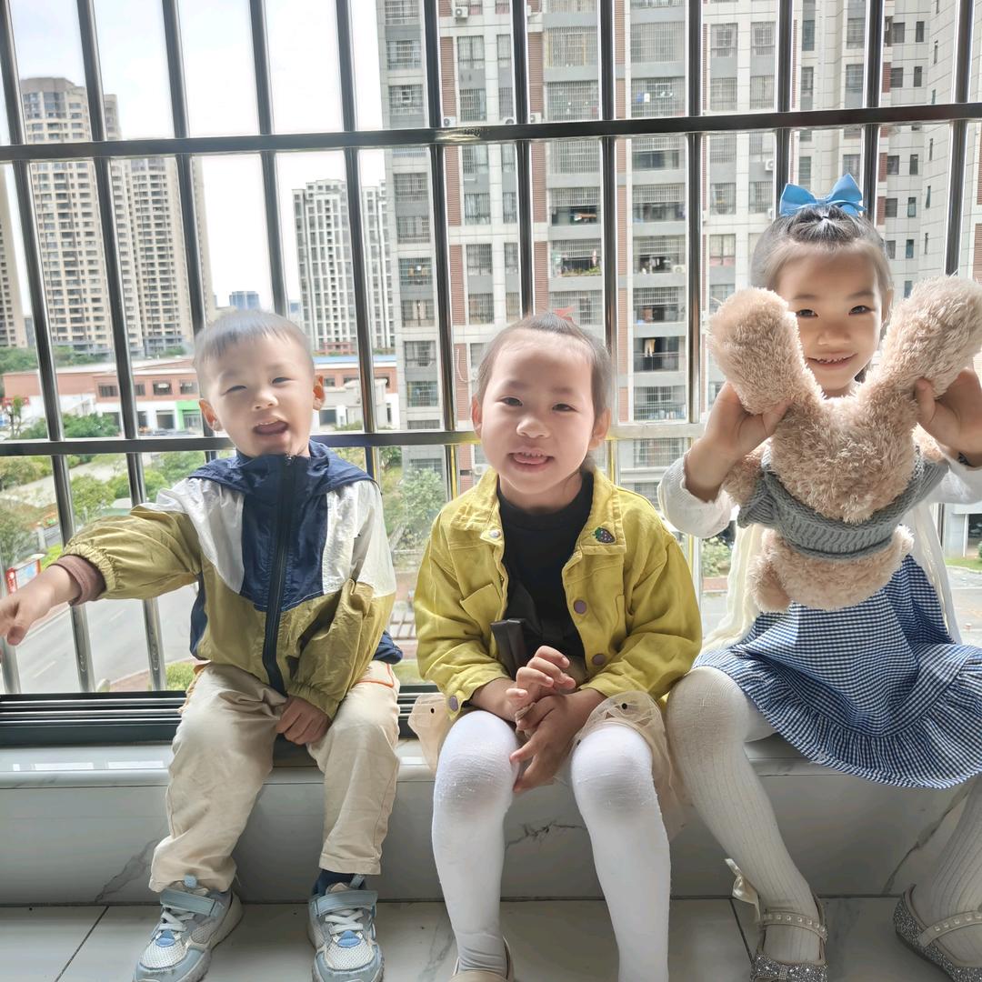 家有三个捣蛋呀